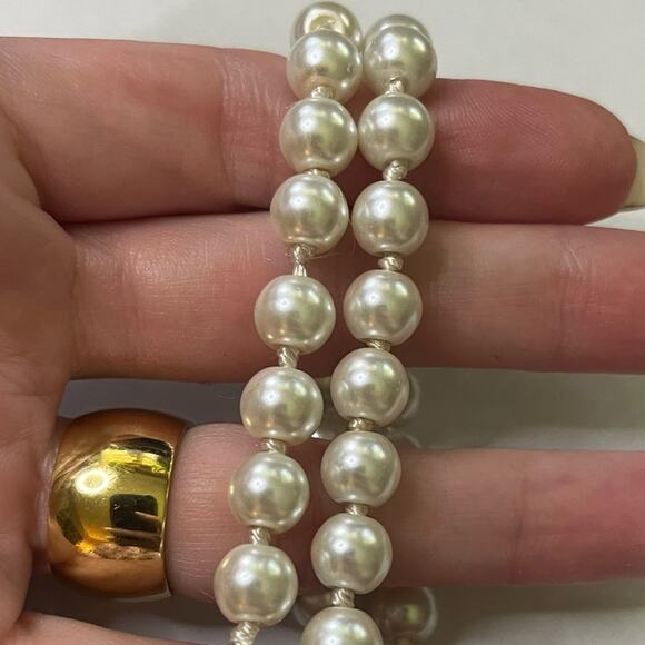 Vintage Long and Elegant Hand Knotted Classic Cream Pearl Necklace so chic! - Picture 7 of 9